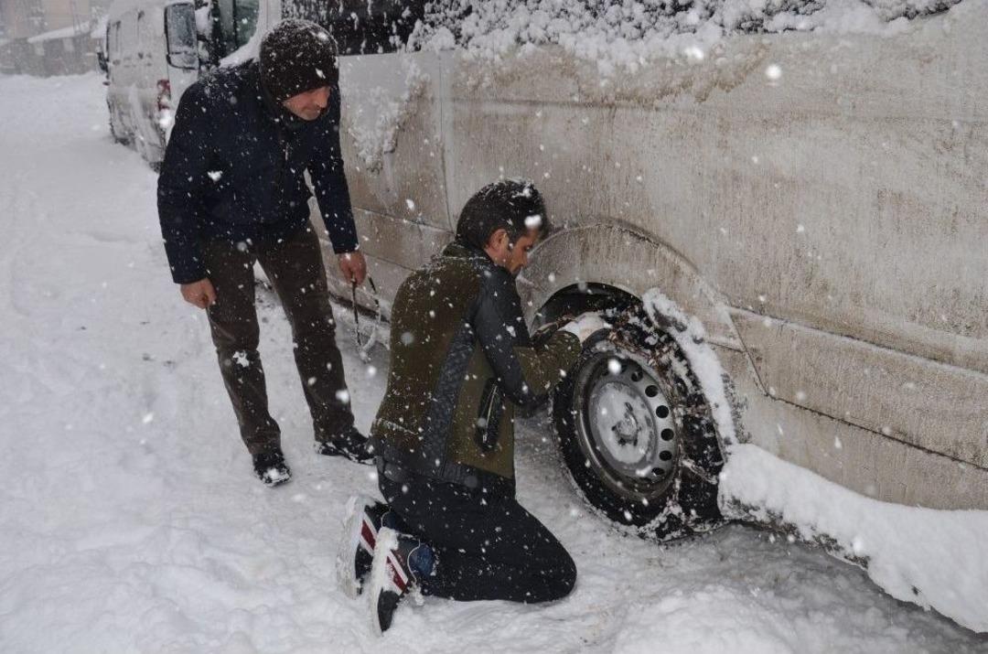 Y&uuml;ksekova&rsquo;da Yoğun Kar Yağışı