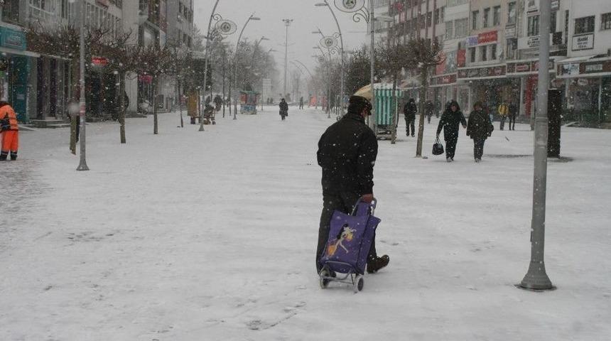 Bolu Kent Merkezinde Yoğun Kar Yağışı Başladı
