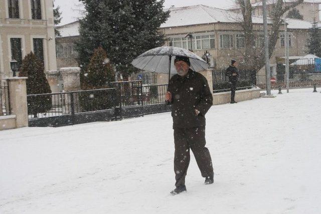 Bolu Kent Merkezinde Yoğun Kar Yağışı Başladı