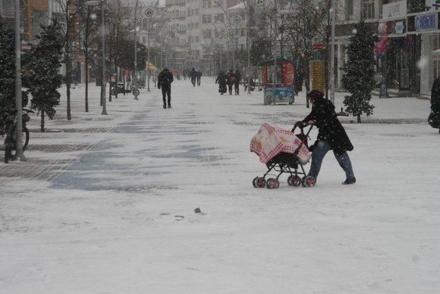 Bolu Kent Merkezinde Yoğun Kar Yağışı Başladı