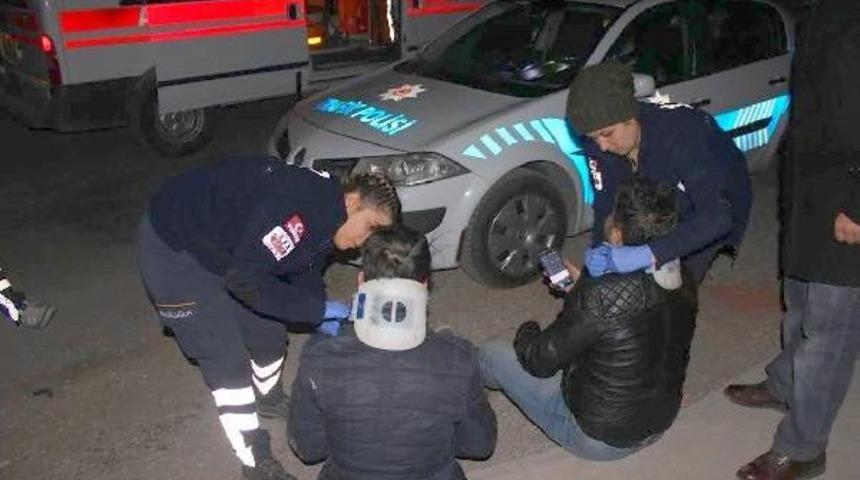 Otomobil Aydınlatma Direğine &Ccedil;arptı : 4 Yaralı