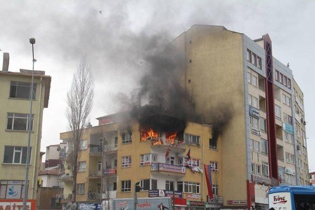 Suriyelilerin Kaldığı Ev Alev Alev Yandı