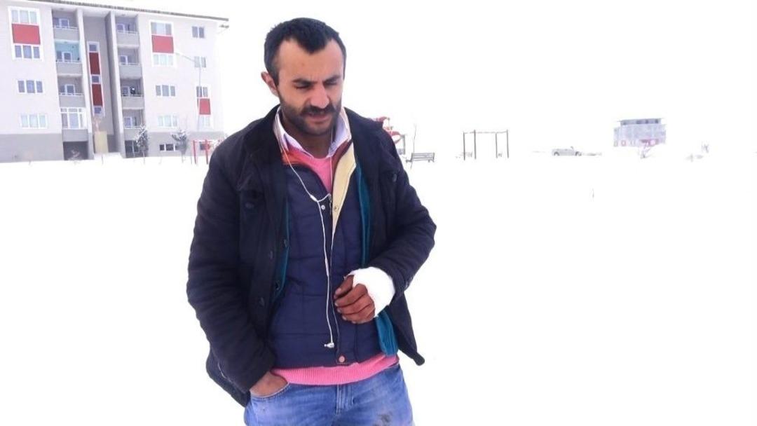 Ağrı&rsquo;da Şehre İnen Kurtları Vurmak İsterken Kendini Yaraladı