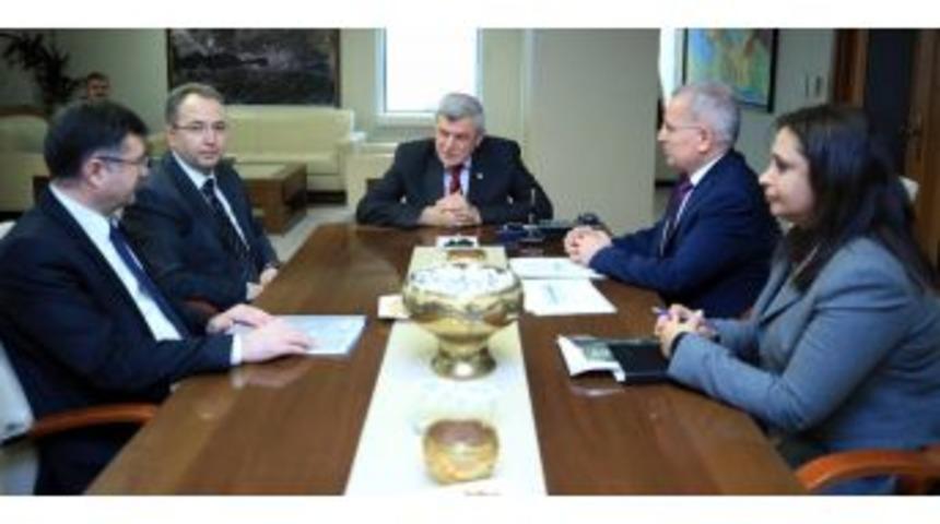 Başkan Karaosmanoğlu G&uuml;mr&uuml;k Ve Ticaret Bakanlığı Yetkililerini Ağırladı