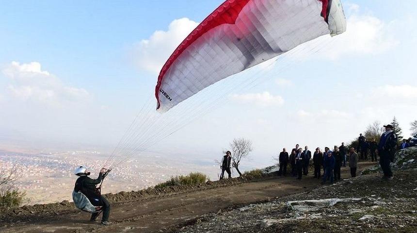 Uşak&rsquo;ta Yama&ccedil; Paraş&uuml;t&uuml; Heyecanı