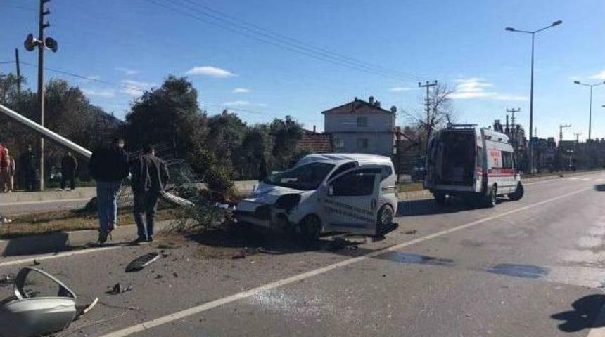 Hafif Ticari Ara&ccedil; Otomobille &Ccedil;arpıştı: 3 Yaralı