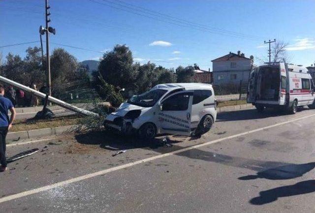 Hafif Ticari Araç Otomobille Çarpıştı: 3 Yaralı