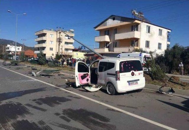 Hafif Ticari Araç Otomobille Çarpıştı: 3 Yaralı