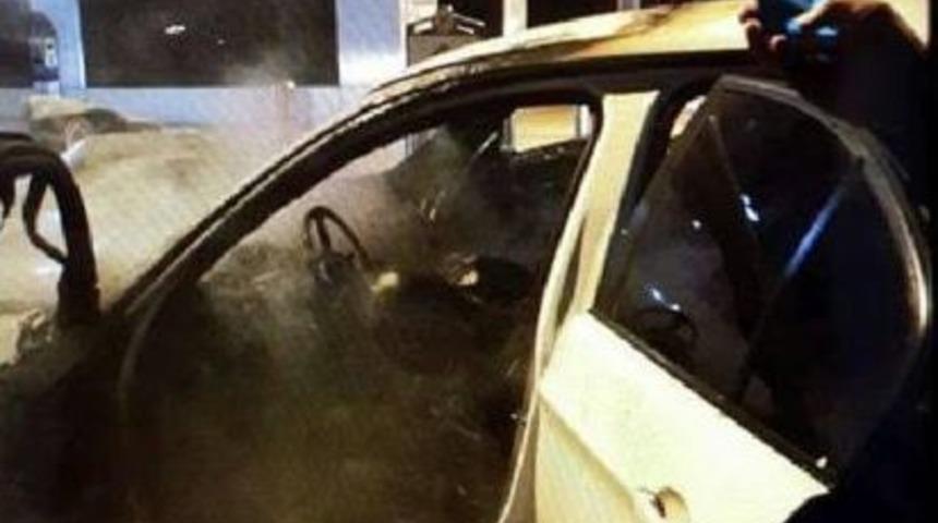 Alev Alan Ara&ccedil; I&ccedil;erisinde Sıkışan S&uuml;r&uuml;c&uuml; Yanarak &Ouml;ld&uuml;