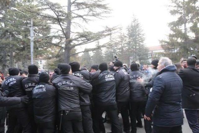 İhraç Edilen Akademisyenlerin Protesto Yürüyüşünde Arbede