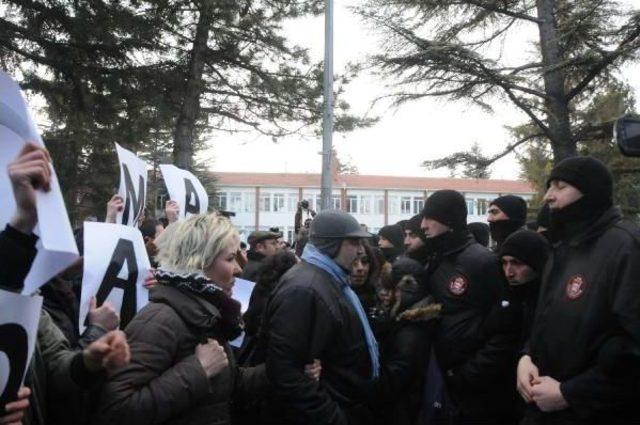 İhraç Edilen Akademisyenlerin Protesto Yürüyüşünde Arbede