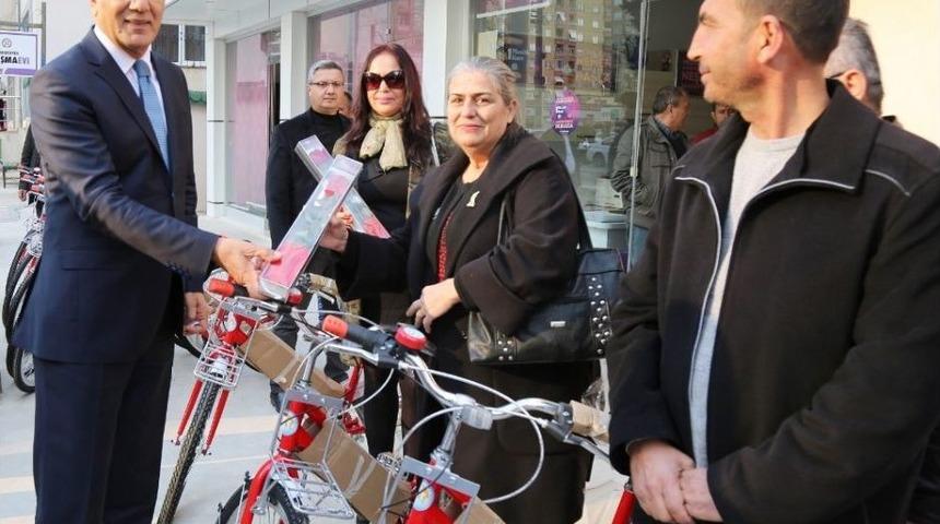 Mezitli Belediyesi, Sevgililer G&uuml;n&uuml;&rsquo;nde 14 Kişiye 14 Bisiklet Dağıttı