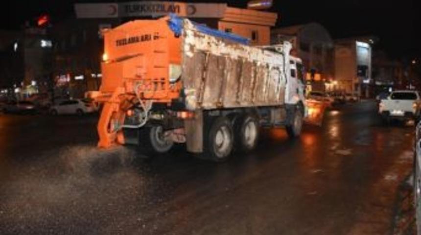 D&uuml;zce Belediyesi Tuzlama &Ccedil;alışması Yapılıyor