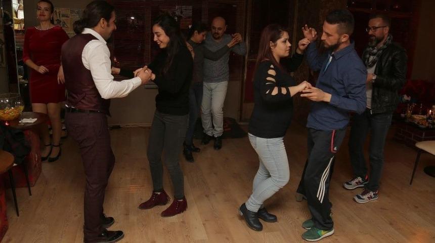 Sevgililer G&uuml;n&uuml;&rsquo;n&uuml; Dans Ederek Kutladılar