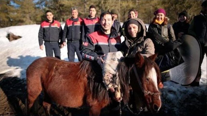 Karda Kaybolan Sinemacılar Drone Ile Bulunarak Kurtarıldı