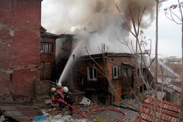 Başkent’te 3 Katlı Binada Çıkan Yangın Güçlükle Kontrol Altına Alındı