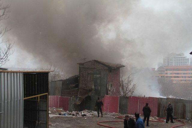 Başkent’te 3 Katlı Binada Çıkan Yangın Güçlükle Kontrol Altına Alındı