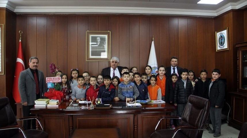 Sorgun Belediye Başkanı Ahmet Şimşek, &Ouml;ğrencileri Makamında Kabul Etti