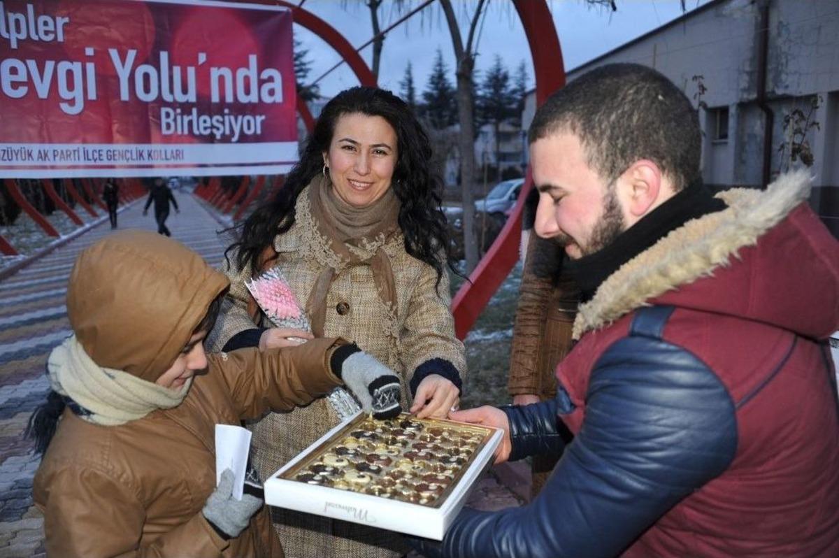 Sevgililer G&uuml;n&uuml;nde Kalpler Sevgi Yolunda Birleşti