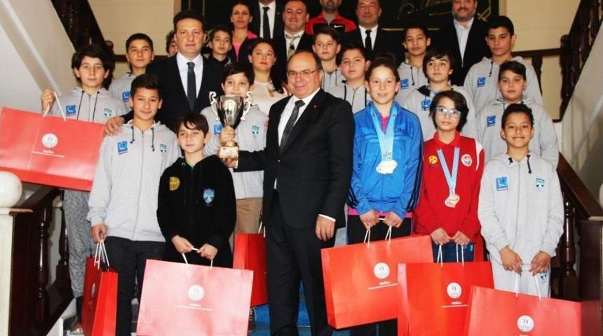 Şampiyonlardan Vali &Ccedil;i&ccedil;ek&rsquo;e Ziyaret