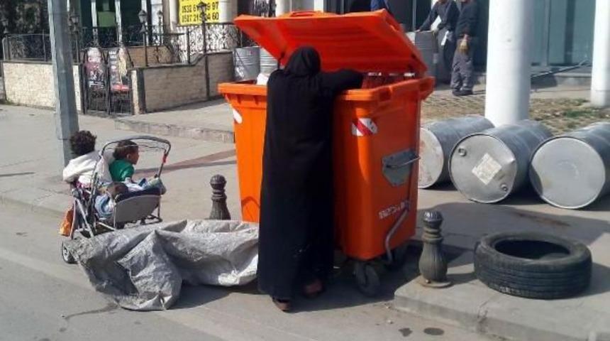 3 &Ccedil;ocuğuyla &Ccedil;&ouml;p Toplayarak Yaşam M&uuml;cadelesi Veriyor