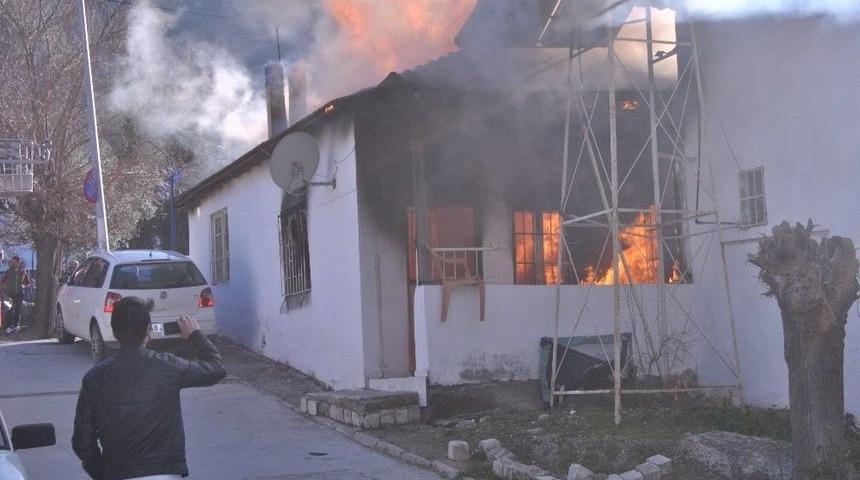 M&uuml;stakil Evde &Ccedil;ıkan Yangın Mahalleliyi Korkuttu
