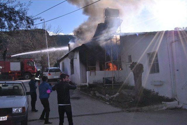 Müstakil Evde Çıkan Yangın Mahalleliyi Korkuttu