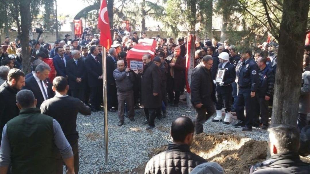 Şehit Polis Memuru G&ouml;zyaşlarıyla Toprağa Verildi