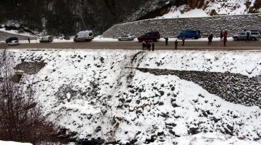 Zonguldak'ta Otomobil Dereye Uçtu: 4 Yaralı