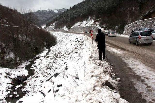 Zonguldak'ta Otomobil Dereye Uçtu: 4 Yaralı