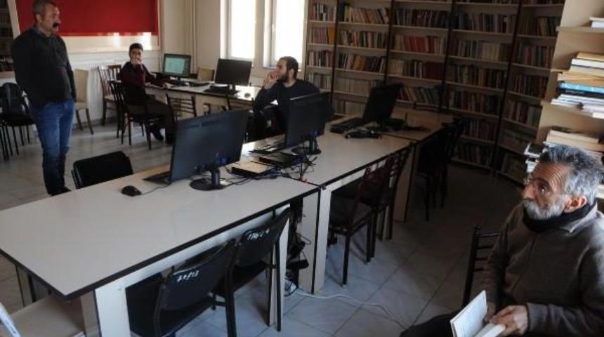 Kom&uuml;nist Başkan, 3 Bin N&uuml;fuslu Il&ccedil;eye 10 Bin Kitaplık K&uuml;t&uuml;phane Kurdu