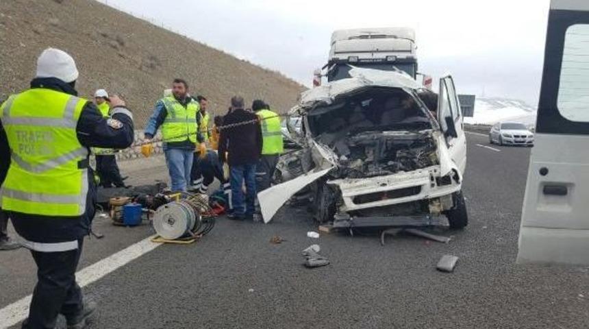 Hafif Ticari Ara&ccedil; Tır'a &Ccedil;arptı: 1 &Ouml;l&uuml;, 1 Yaralı