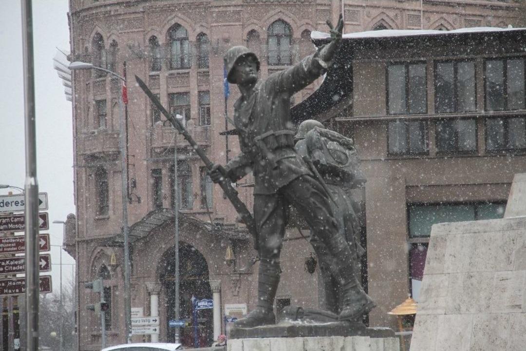 Başkent&rsquo;te Kar Yağışı Etkili Oluyor