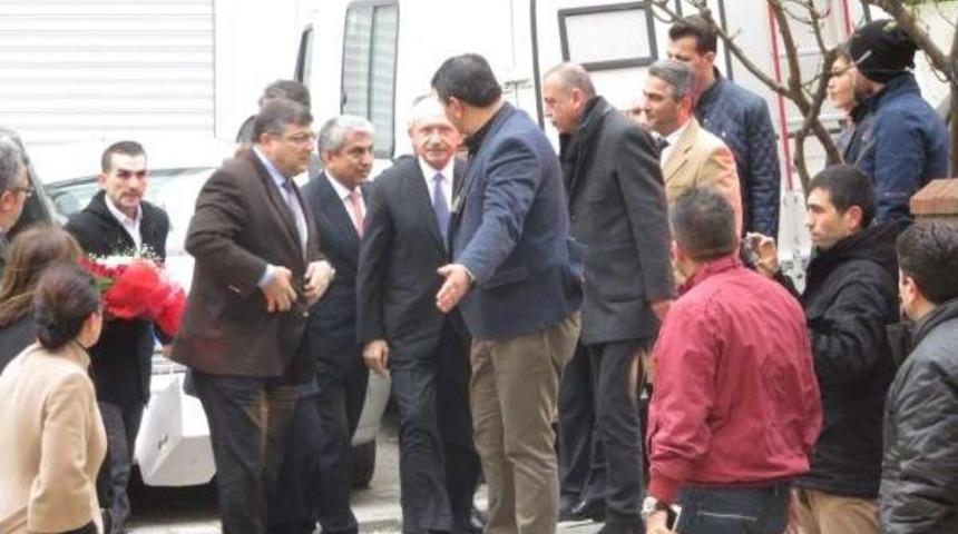 Kılı&ccedil;daroğlu Minib&uuml;ste Saldırıya Uğradığı Belirtilen Baş&ouml;rt&uuml;l&uuml; Gen&ccedil; Kızı Ziyaret Etti