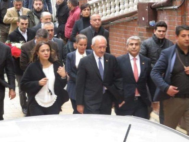 Kılıçdaroğlu Minibüste Saldırıya Uğradığı Belirtilen Başörtülü Genç Kızı Ziyaret Etti