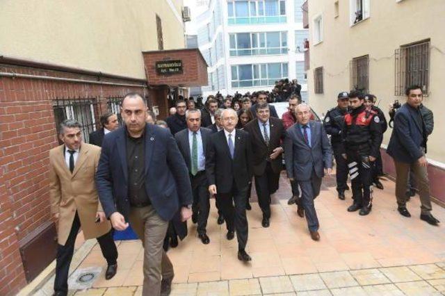 Kılıçdaroğlu Minibüste Saldırıya Uğradığı Belirtilen Başörtülü Genç Kızı Ziyaret Etti