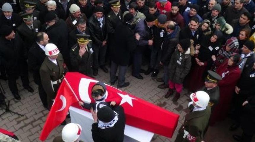 Şehit Uzman &Ccedil;avuş'u 10 Bin Kişi Son Yolculuğuna Uğurladı