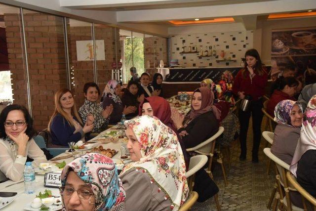 Başkan &Ccedil;er&ccedil;i, Mahalle Başkanlarının Eşleriyle Buluştu 1