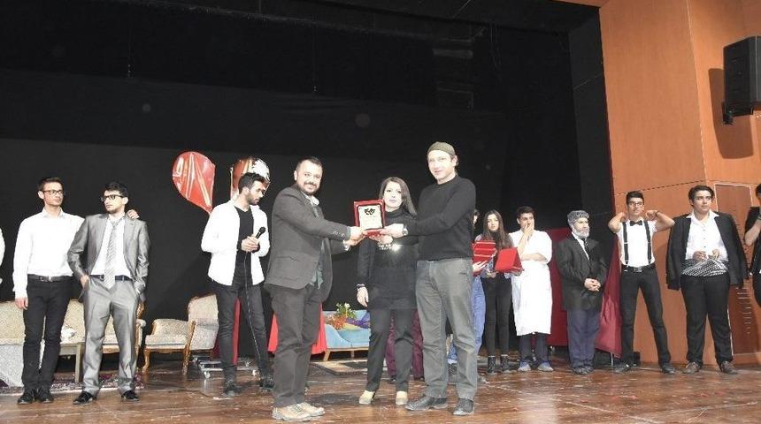 "aşkın 2 Y&uuml;z&uuml;" Hem G&uuml;ld&uuml;rd&uuml; Hem D&uuml;ş&uuml;nd&uuml;rd&uuml;