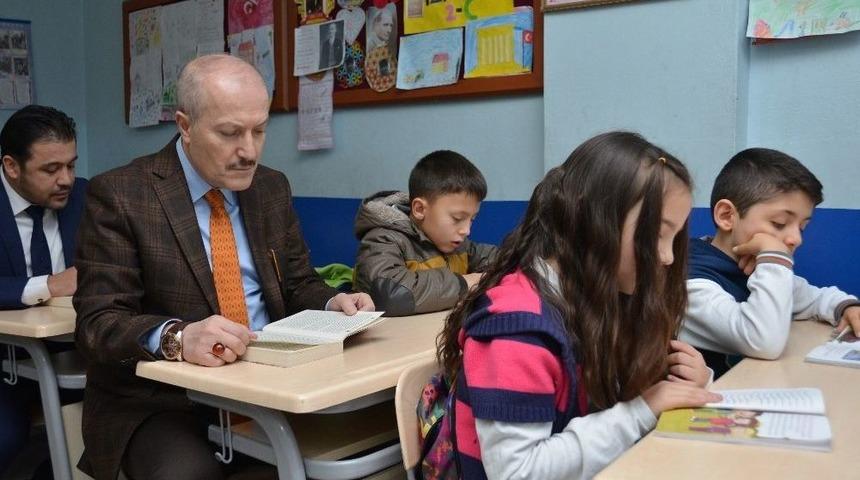 Başkan Kafaoğlu &Ouml;ğrencilere Kitap Okudu