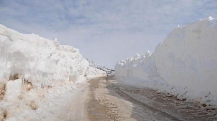 Ovacık'ın Köy Yollarında Kardan Koridor Oluştu