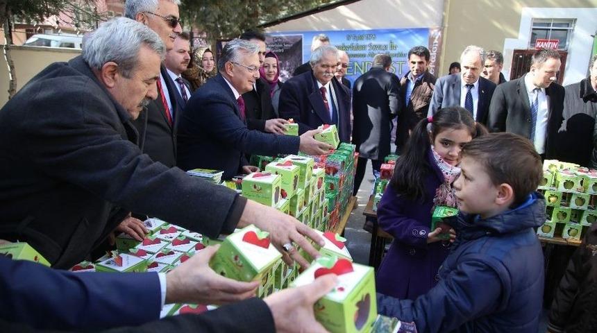 &Ccedil;ocuklara Elma Dağıtıldı