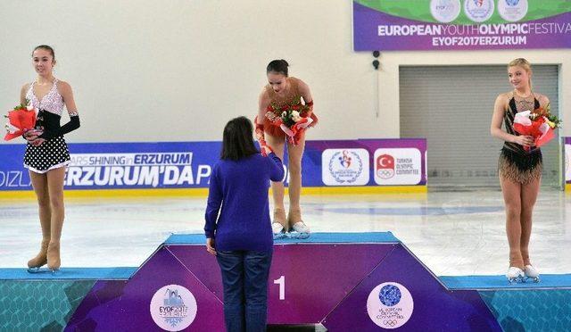 Rus Sporcu Alina Zagitova Altın Madalyanın Sahibi Oldu