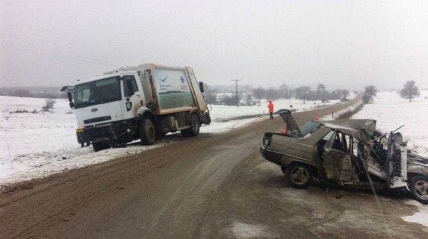 Bilecik&rsquo;te Otomobille &Ccedil;&ouml;p Kamyonu &Ccedil;arpıştı: 1 Yaralı