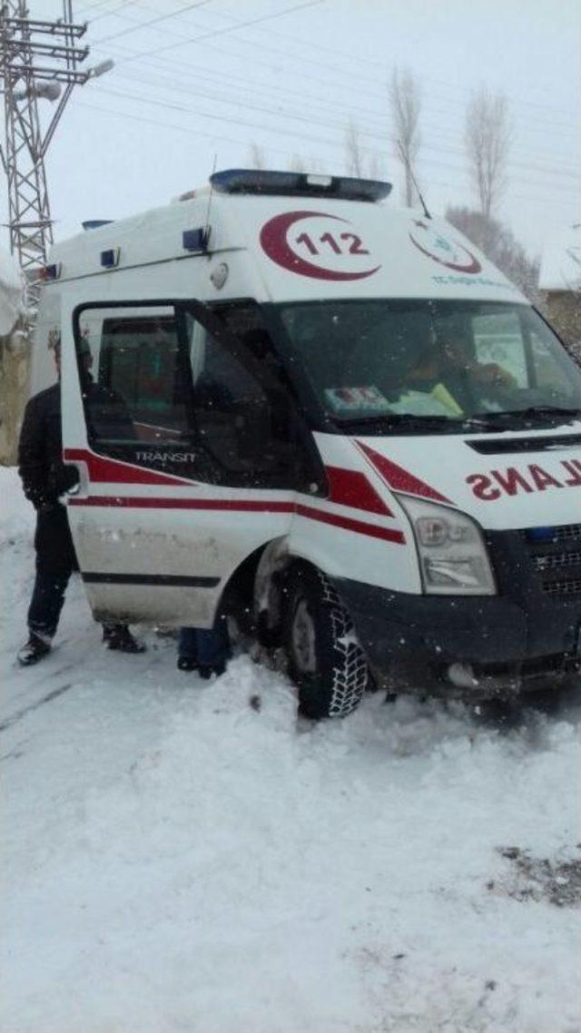 Hasta Taşıyan Ambulansı Belediye Ekipleri Kurtardı