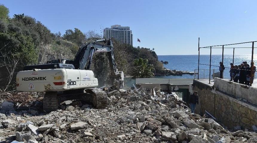 Antalya&rsquo;da Sit Alanındaki Plaj Tamamen Yıkıldı