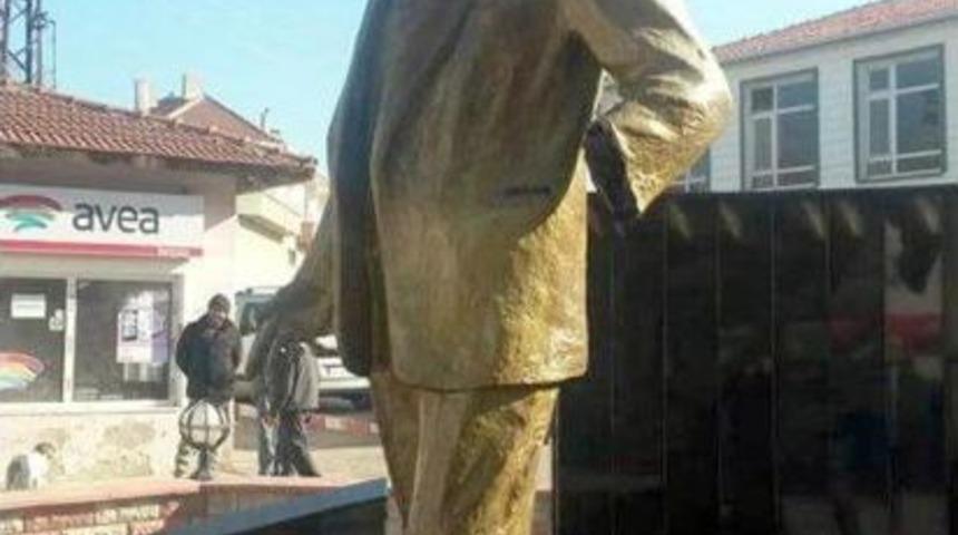 Atat&uuml;rk Heykelinin Kopan Kolu I&ccedil;in Inceleme