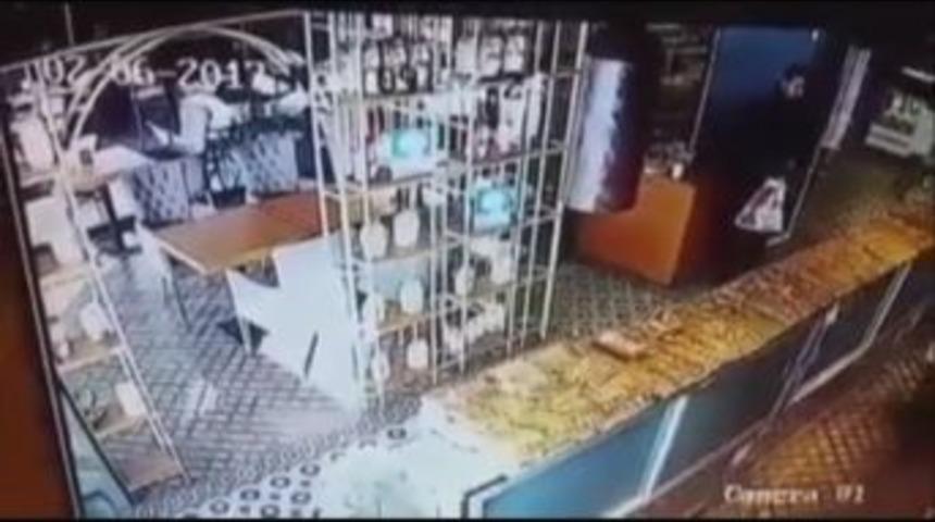 Bağış Kutusunu &Ccedil;alan Şahıs G&uuml;venlik Kamerasına Yakalandı