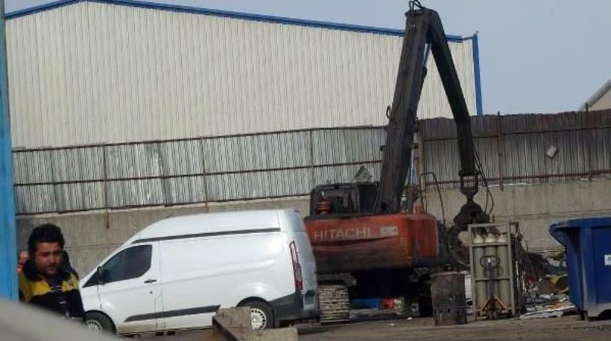 İş Makinesinin Altında Kalan Iş&ccedil;i &Ouml;ld&uuml;