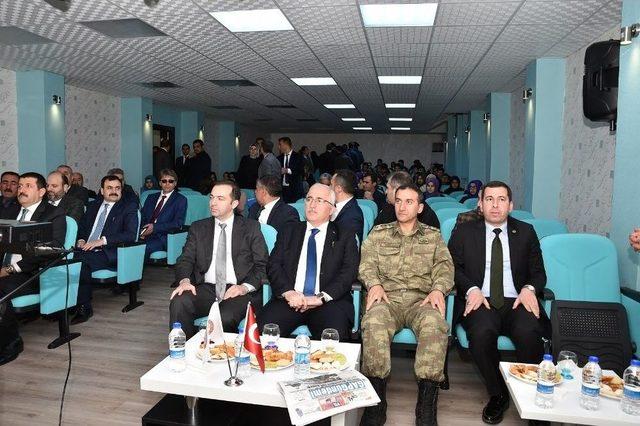 Vali Tuna Kariyer G&uuml;nlerinde &Ouml;ğrencilerle Bir Araya Geldi 1